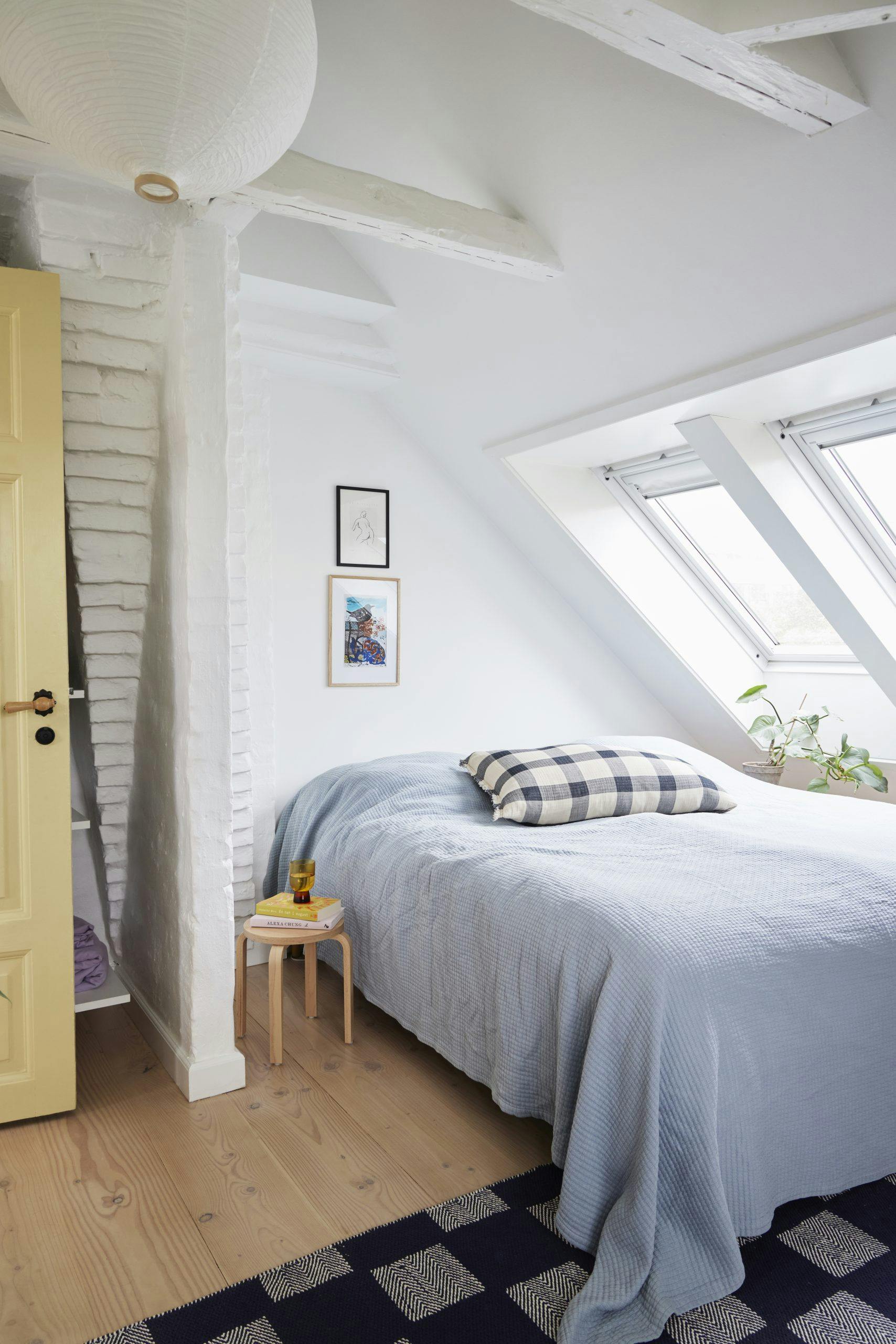 LouiLoui240121 Lyst soverom med skråtak